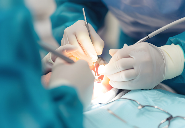 患者が手術を受けているイメージ